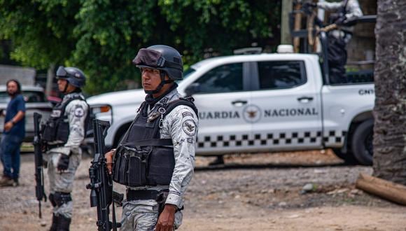 Miembros del Ejercito Mexicano y de la Guardia Nacional, revisan los vehículos en retenes instalados el 31 de mayo de 2023, en el municipio mexicano de Frontera Comalapa, estado de Chiapas, México. (Foto de Carlos López / EFE)