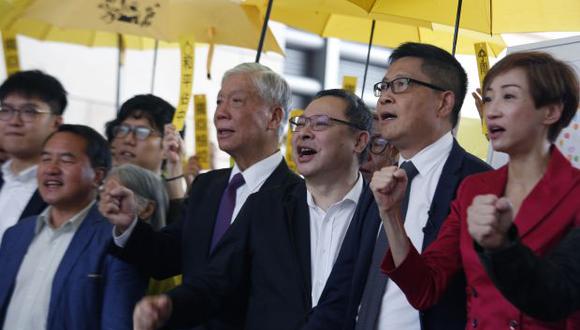 Activistas de Occupy Central Eason Chung Yiu-wah, Tommy Cheung Sau-yin, el Dr. Chan Kin-man, el Reverendo Chu Yiu-ming, Benny Tai y la legisladora del Partido Cívico Tanya Chan se preparan para ingresar a la corte. (Foto: EFE)