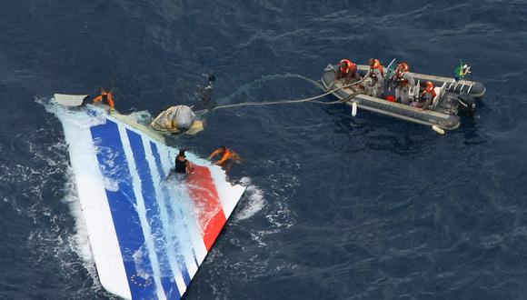 Buzos recuperando gran parte del timón del avión A330 de Air France perdido en pleno vuelo sobre el océano Atlántico el 1 de junio. (Foto de Handout / MARINA DE BRASIL / AFP)