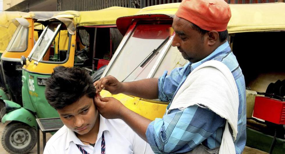 Limpiador de orejas trabaja en Nueva Delhi. (Foto: EFE)