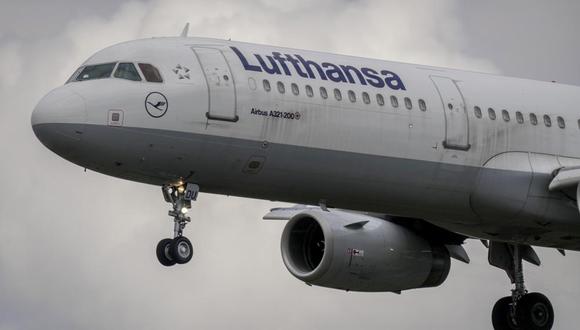 Un avión de Lufthansa se acerca al aeropuerto de Fráncfort, Alemania.