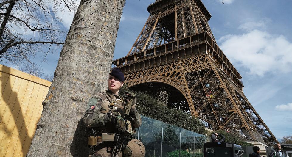 Francia ha reforzado la vigilancia policial y militar en lugares estratégicos y concurridos de la capital, como la Torre Eiffel. (Foto: AP)