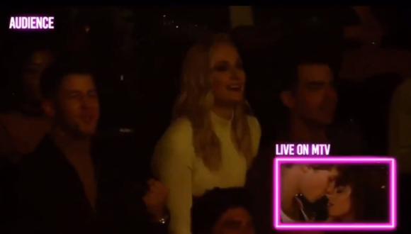 Nick Jonas, Sophie Turner y Joe Jonas viendo a Shawn Mendes y Camila Cabello en los VMAs. (Captura de pantalla)