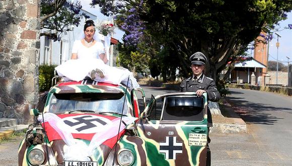 Fotografía cedida por el Centro Simon Wiesenthal Latinoamérica que muestra unos recién casados con vestimenta nazi, en la ciudad de Tlaxcala, México. (EFE/Centro Simon Wiesenthal Latinoamérica).