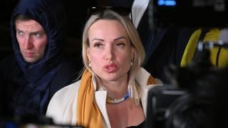 Marina Ovsyánnikova: Dejan en libertad a periodista rusa que interrumpió noticiero con proclamas antibélicas