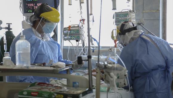 Médicos atienden a un paciente de COVID-19 en el Hospital Felipe Urriola de Iquitos, en julio de 2020. (Foto: Cesar Von BANCELS / AFP)