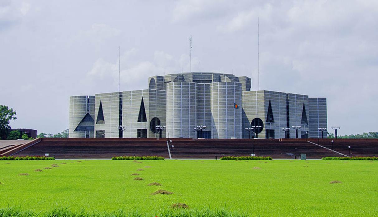 Asamblea Nacional, Bangladesh (1961-82). Asentado sobre un lago artificial, el edificio principal comprende ocho bloques de hormigón y piedra caliza interconectados, incluida una etérea sala de oración y sublimes pasadizos, que rodean la octogonal cámara parlamentaria, coronada por un techo de acero con forma de estrella. (Foto: Shutterstock)