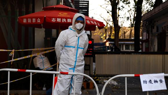 En China sigue siendo frecuente ver a personas en la calle vestidas con los trajes de protección personal cuyo uso se esxtendió durante la pandemia. (REUTERS)