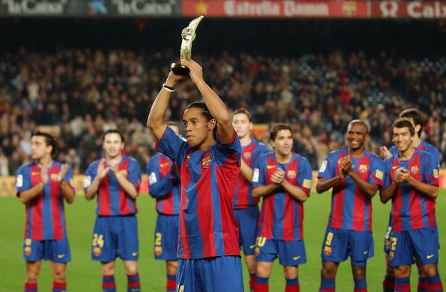 Ronaldinho logró alzar distintos trofeos a lo largo de su trayectoria que lo catapultaron como el futbolista mejor pagado de su entonces. El Balón de Oro conseguido en el 2005 es uno de los más importantes. (Foto: AP)