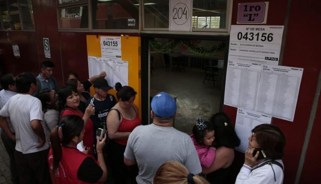 Ciudadanos esperan frente a un aula del colegio República de Francia, en Villa El Salvador. (Foto: Fernando Sangama)
