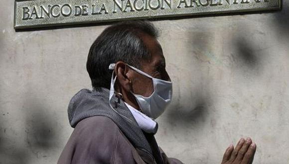 Las personas acuden al banco para recibir los bonos asignados por el Gobierno de Argentina para enfrentar la crisis (Foto: AFP)