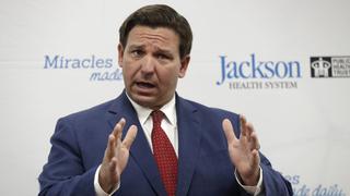 Demandan a gobernador de Florida por orden de reabrir escuelas en la pandemia