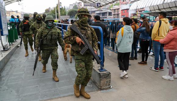 Militares realizan un operativo de control en la estación central de transporte público La Marin hoy, 12 de enero de 2024, en Quito (Ecuador) | Foto: EFE/ José Jácome