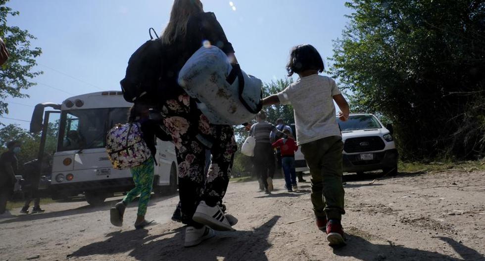 Una familia migrante de Venezuela camina hacia un vehículo de transporte de la Patrulla Fronteriza después de cruzar la frontera entre Estados Unidos y México, el miércoles 16 de junio de 2021. (AP Photo/Eric Gay).