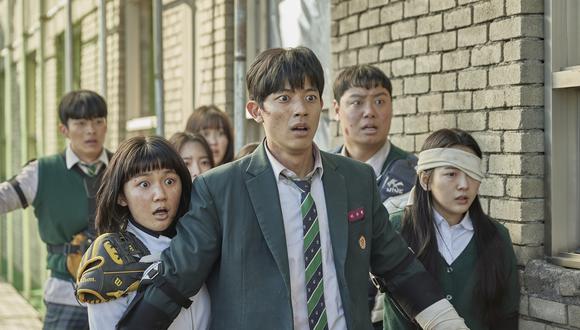 Lomon y Cho Yi-hyun en una escena de "Estamos muertos". Foto: Netflix