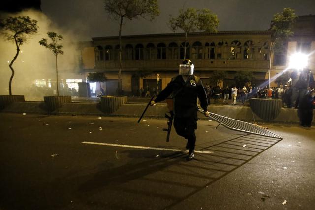 Policías lanzan gases lacrimógenos a manifestantes (30-09)