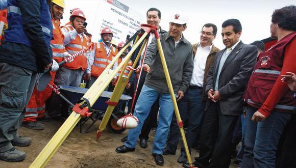 El entonces presidente Ollanta Humala y el titular del MTC Carlos Paredes durante el inicio de las obras de la carretera Huaura-Sayán-Churín en julio del 2013. Para la fiscalía, la licitación fue sospechosa.