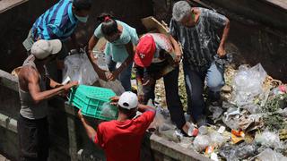 “Si uno no sale todos los días, no come”: miles se exponen al coronavirus en el gran mercado de Caracas | FOTOS