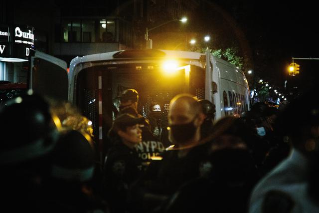 Las personas son arrestadas y colocadas en camionetas policiales durante una protesta de Black Lives Matter en Nueva York, Estados Unidos. (EFE/EPA/Alba Vigaray).