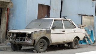 ¿Por qué hay tantos carros abandonados en Caracas?