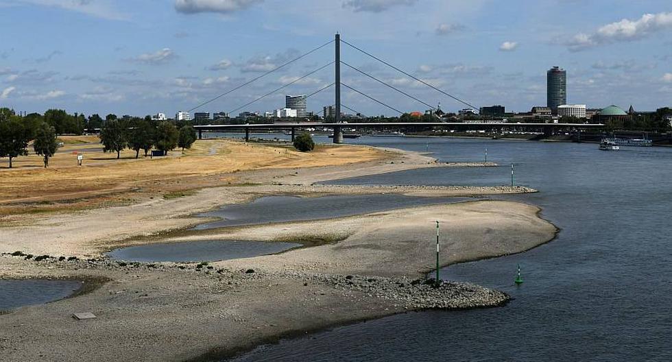 Una vista general del lecho seco del río Rin, Alemania, durante la ola de calor en julio, considerado el mes más caliente desde que se hacen las mediciones. (Foto: AFP)