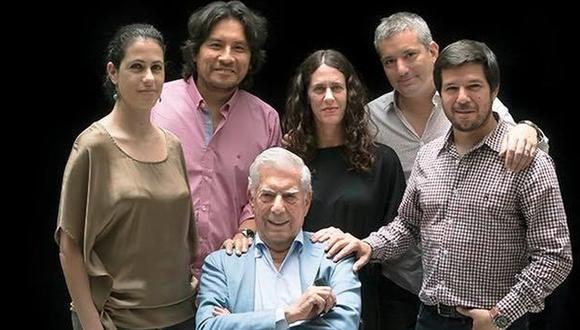 "Entretelones de una mesa con Vargas Llosa en Arequipa", por Renato Cisneros. FOTO: Daniel Mordzinski.