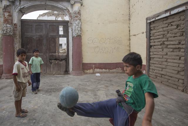 El fútbol es, también en Cañete, la pasión que reúne a grandes y chicos. Aquí, los niños juegan a ser Messi o Cristiano... pero también Lolo. (Foto: Fidel Carrillo)
