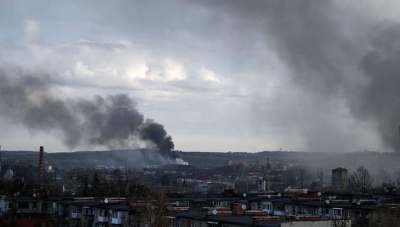 El humo oscuro se eleva luego de un ataque aéreo en la ciudad de Leópolis, en el oeste de Ucrania, el 18 de abril de 2022. (Yuriy Dyachyshyn / AFP).