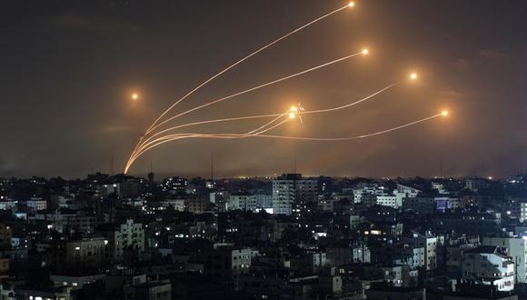 La Cúpula de Hierro israelí intercepta misiles lanzados desde la Franja de Gaza el 11 de octubre de 2023. Más de 1.000 palestinos han muerto y más de 5.000 han resultado heridos, según el Ministerio de Salud palestino, después de que Israel comenzara a bombardear el enclave palestino en respuesta a los ataques llevados a cabo por el movimiento islamista Hamás contra Israel desde la Franja de Gaza el 7 de octubre | Foto: EFE/EPA/MOHAMMED SABER