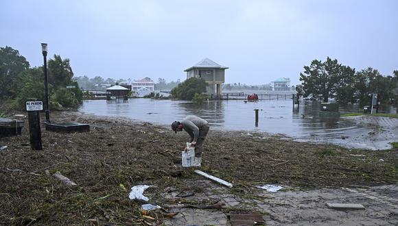 Un residente local recoge sus pertenencias cerca del puerto deportivo de Steinhatchee en Steinhatchee, Florida, el 30 de agosto de 2023, después de que el huracán Idalia tocara tierra. (Foto de CHANDAN KHANNA / AFP)