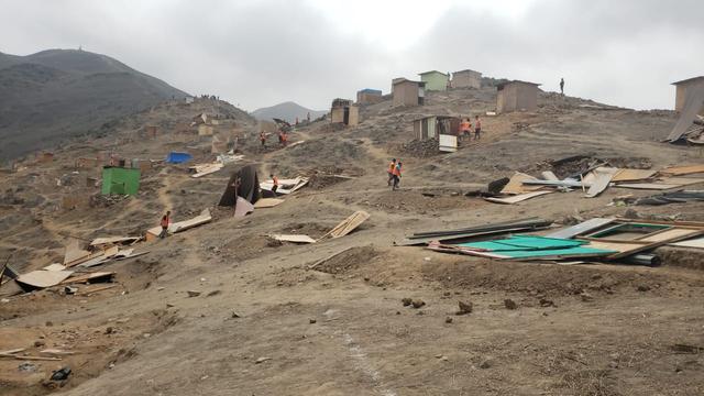 Más de 200 agentes de la Policía Nacional del Perú (PNP) y miembros de Seguridad Ciudadana y Fiscalización de la Municipalidad de Lima ejecutan el desalojo de personas que habían invadido terrenos en la zona conocida como Lomas del Paraíso en VMT. (Foto: Difusión)