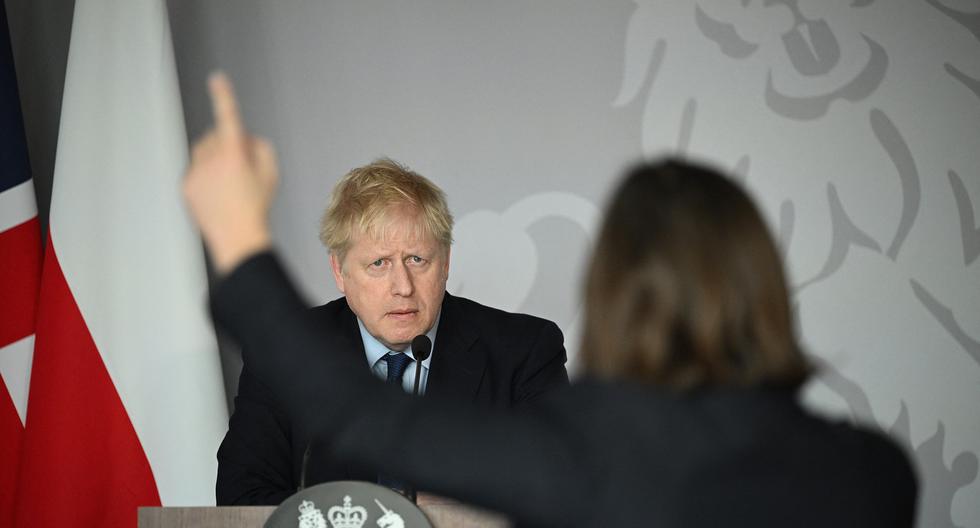 El primer ministro británico, Boris Johnson, es increpado por una periodista ucraniana durante una ruda de prensa en Polonia. (Leon Neal / POOL / AFP).