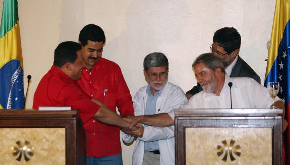 El expresidente de Venezuela, Hugo Chávez (frente a la izquierda), Luiz Inácio Lula da Silva (frente a la derecha), Nicolás Maduro (tercero a la izquierda), Celso Amorim (centro), en la Amazonía brasileña, el 20 de septiembre de 2007.