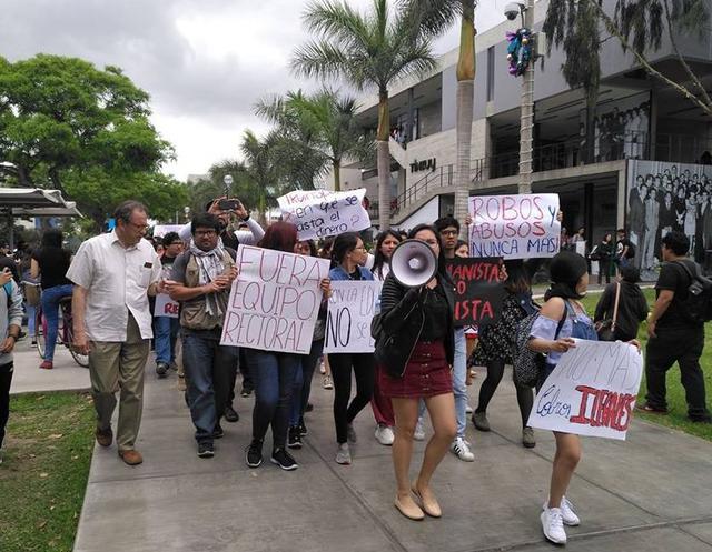 Protesta en el interior de la universidad. (Foto: Twitter @TaniaRamirezF)