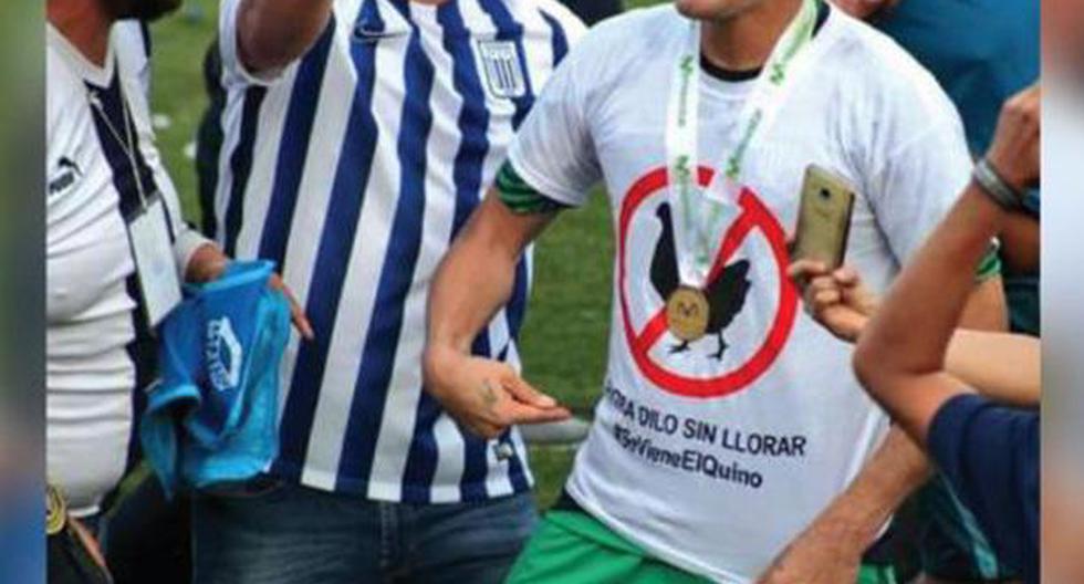 El arquero de Alianza Lima Leao Butrón lució este polo y algunos jugadores juveniles polos similares en la celebración por el título nacional y ello enfureció a Universitario de Deportes. (Foto: Facebook)