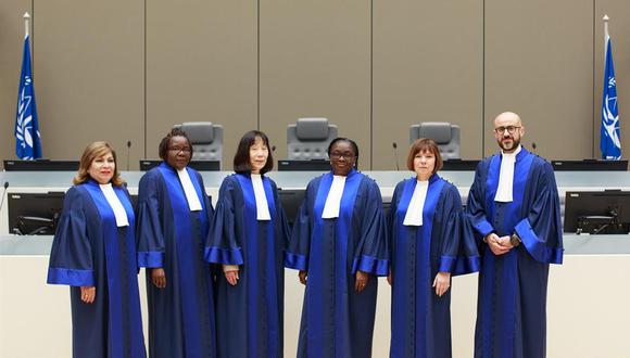 Lus Ibáñez (la primera de la izquierda) en la ceremonia de juramentación de la Corte Penal Internacional en La Haya. (Foto: CPI)