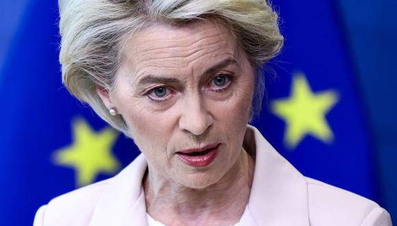 La presidenta de la Comisión Europea, Ursula von der Leyen, hace una declaración en Bruselas el 27 de abril de 2022 sobre un nuevo paquete de sanciones contra Rusia. (Kenzo TRIBOUILLARD / AFP).