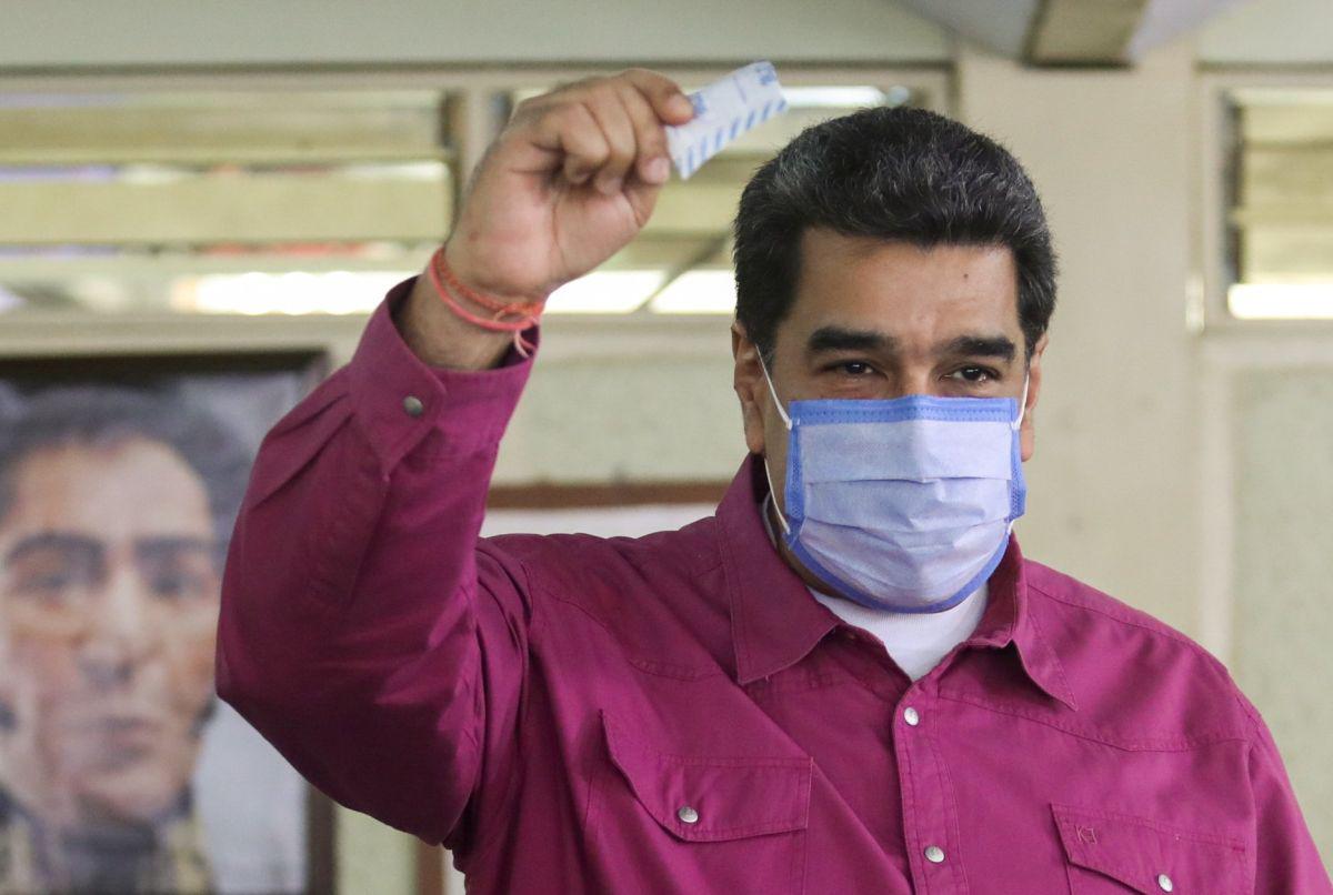 El presidente de Venezuela, Nicolás Maduro, muestra su boleta mientras vota en un colegio electoral en Caracas. (REUTERS / Fausto Torrealba).