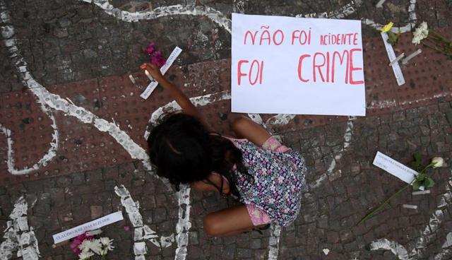 Decenas protestan contra la tragedia minera y piden justicia para las víctimas en Brasil. (Foto: Reuters)