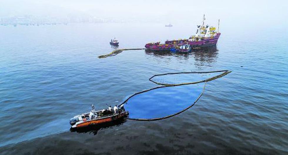 El derrame de petróleo del pasado 15 de enero en la Refinería La Pampilla ya contaminó al menos 24 playas del litoral, según la Digesa. (Foto: EFE)