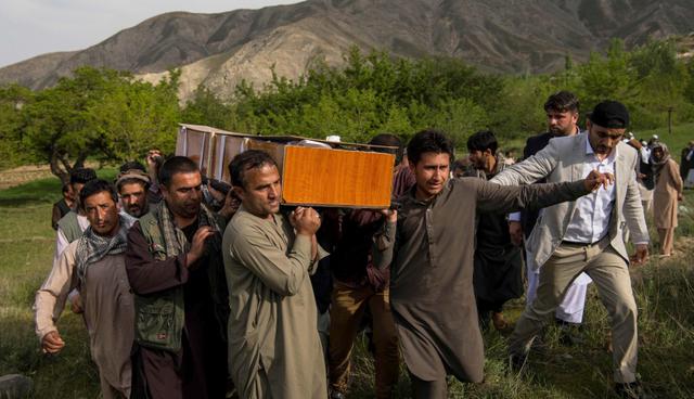 Un doble atentado suicida golpeó la capital la mañana de este lunes, dejando al menos 25 muertos, entre ellos el jefe de fotografía en Kabul, Shah Marai. Otros ocho periodistas murieron también en el segundo ataque. (AFP)