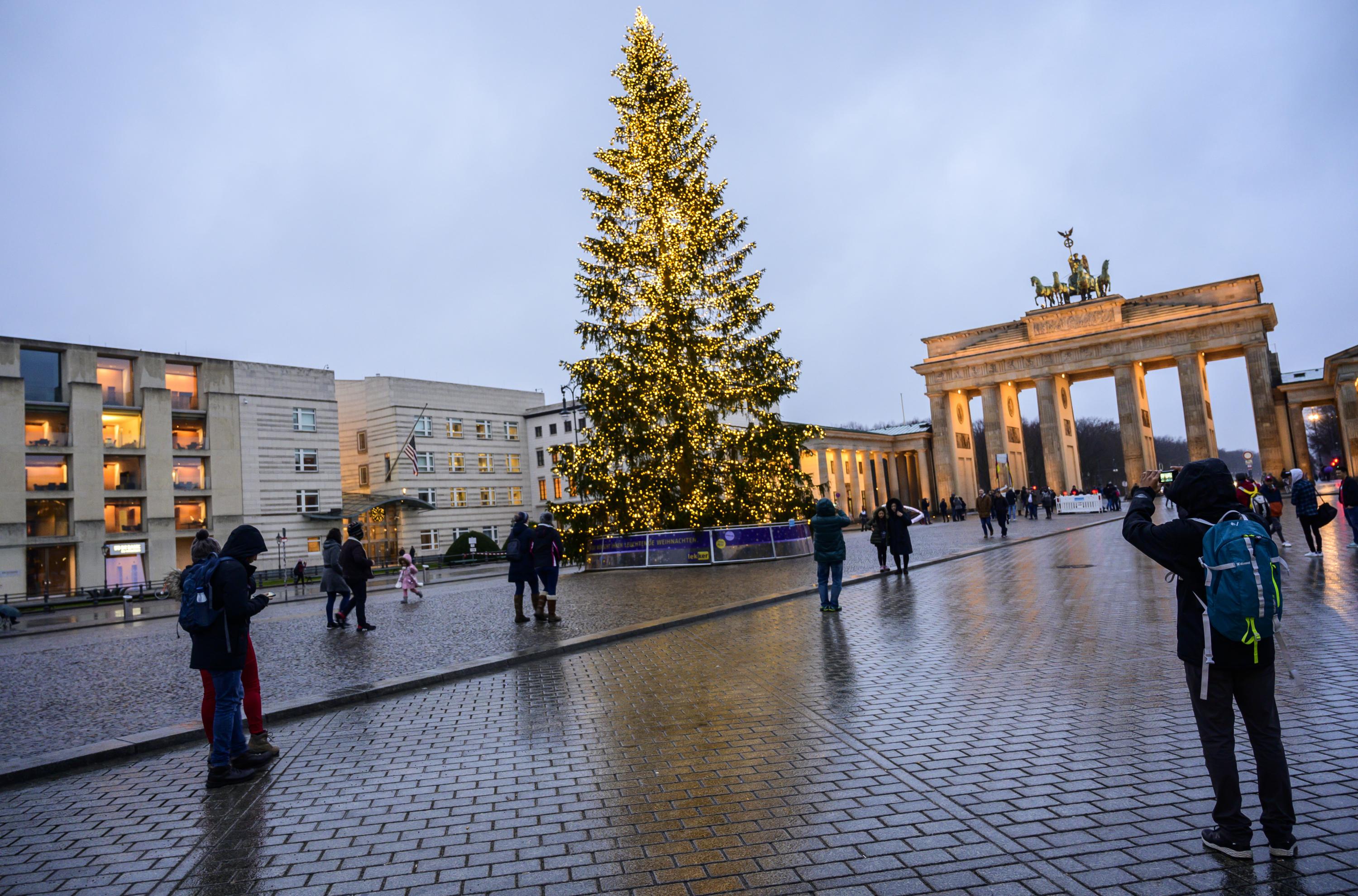 Alemania. Un imponente árbol de Navidad frente a la Puerta de Brandenburgo. Foto: AFP