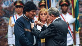 Evo Morales recibe condecoración de Raúl Castro en Cuba