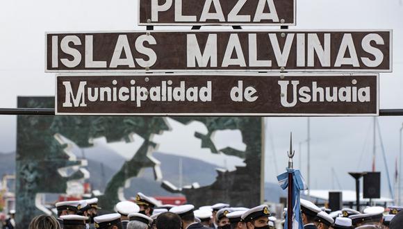 Una ceremonia, a la que asistieron veteranos de guerra, familiares, autoridades y público en general, en Ushuaia, sur de Argentina, el 2 de abril de 2022. (Foto de Alexis DELELISI / AFP)
