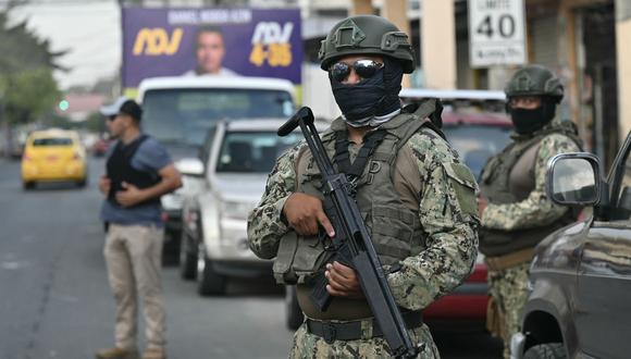 Fuerzas de seguridad custodian una caravana en apoyo al candidato presidencial ecuatoriano Daniel Noboa, del Partido Acción Democrática Nacional, en Guayaquil el 6 de octubre de 2023. (Foto de MARCOS PIN/AFP).