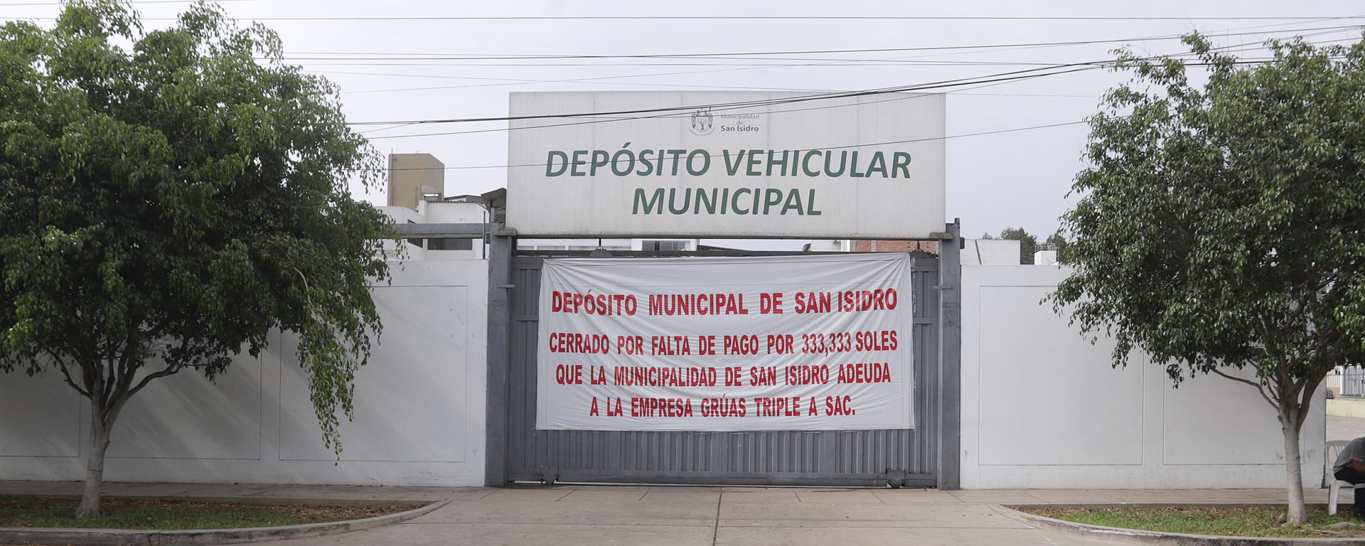 Depósito municipal de San Isidro permanece cerrado por presunta deuda y dueños no tienen cómo retirar sus vehículos: ¿qué responde la comuna?