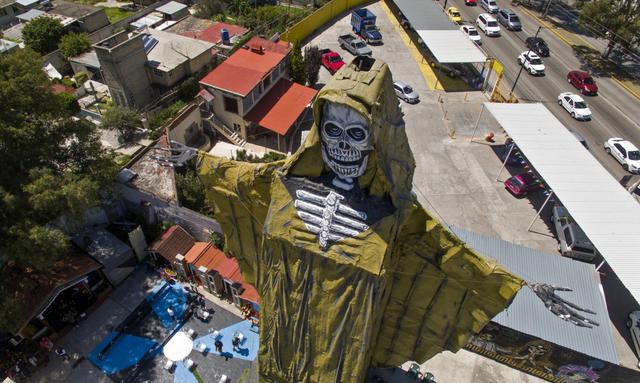 Vista aérea de la figura de la Santa Muerte de 22 metros de altura durante una ceremonia en el Santuario Internacional de la Santa Muerte en el municipio de Tultitlán, estado de México. (Foto: CLAUDIO CRUZ / AFP)