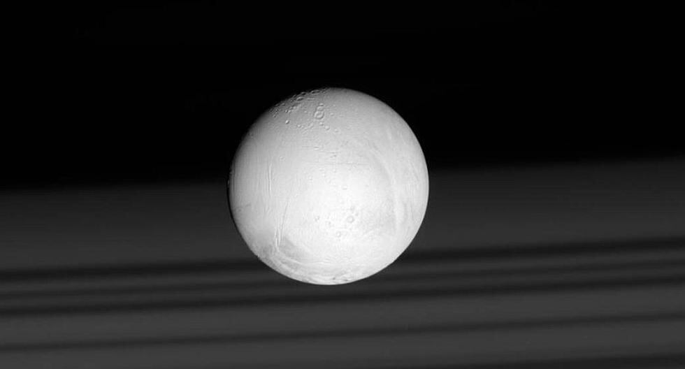 Encélado no tiene el peso tectónico de la Tierra, el único planeta que se conoce con placas tectónicas activas. (Foto: NASA.gov)