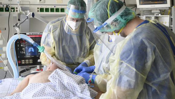 El personal médico atiende a un paciente de coronavirus en la unidad de cuidados intensivos del hospital Robert Bosch en Stuttgart, sur de Alemania, el 24 de marzo de 2021. (THOMAS KIENZLE / AFP).