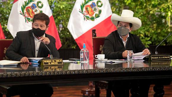 El presidente del Consejo de Ministros, Guido Bellido, y el presidente Pedro Castillo comparecen en una conferencia de prensa el pasado agosto. (Foto: Archivo/Twitter PCM).